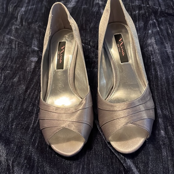 Beautiful silver peep toe shoes - Picture 3 of 4
